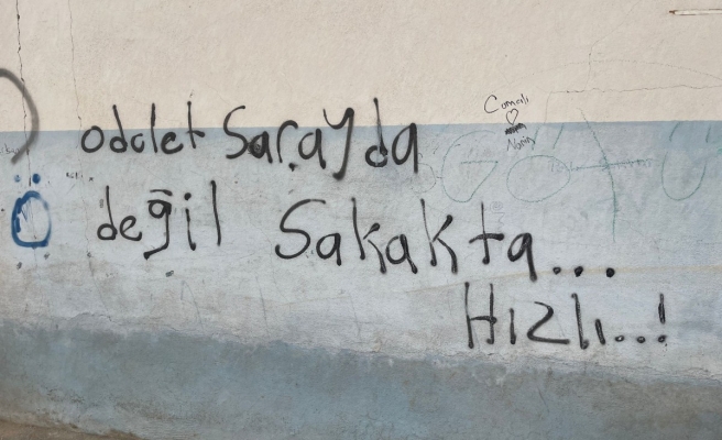 Bakan Bozdağ konuşurken ‘duvar yazısı’ dikkat çekti!