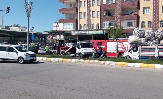 Eyyübiye’de trafik ışıklarında 5 araç birbirine girdi