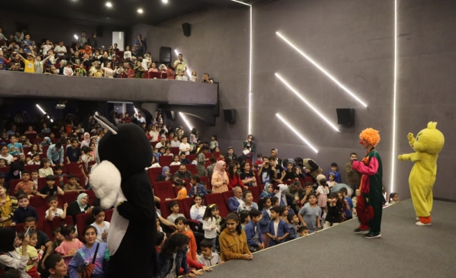 Çocuklar için hem sinema hem animasyon gösterisi