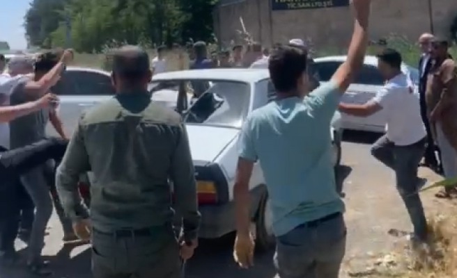 Akçakale’de iki aşiret arasında taşlı sopalı “seçim” kavgası