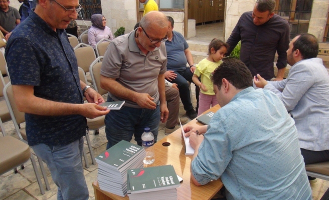 Hukukçu-Yazar Altıparmak yeni kitabını okuyucuları için imzaladı