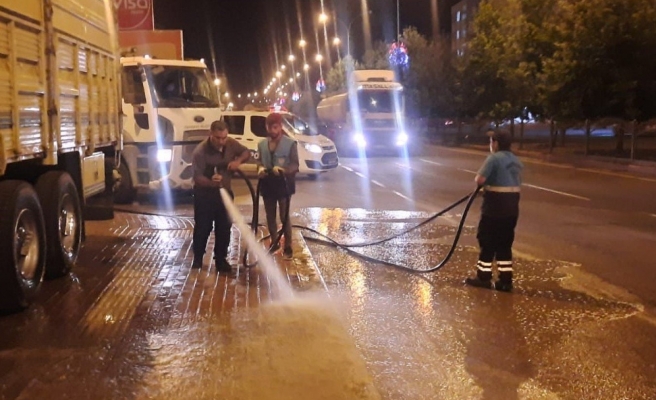Viranşehir Belediyesi caddeleri tazyikli suyla yıkadı