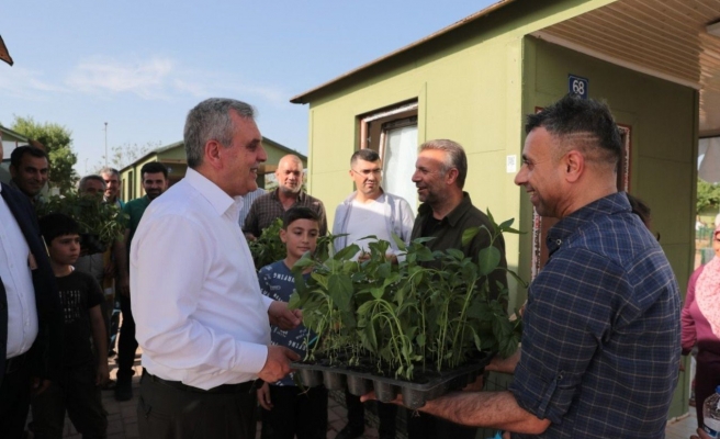 Başkan Beyazgül Hobi Bahçesi sakinlerine isot fidesi dağıttı
