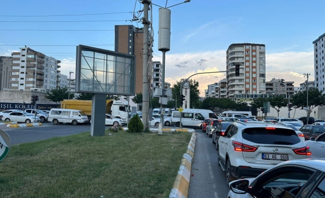 Şanlıurfa'da ışıklar gidince sürücüler çileden çıktı
