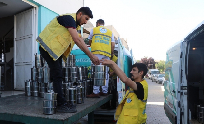 Haliliye’de sıcak yemekler hanelere ulaştırılıyor