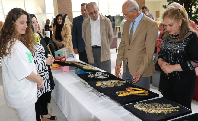 Kursiyer kadınların el emeği ürünleri sergilendi