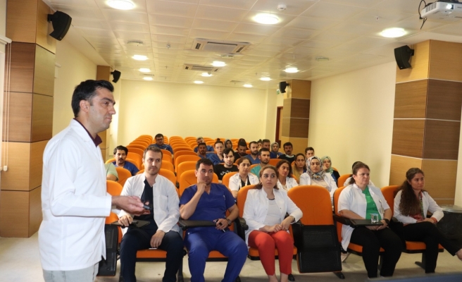 Harran Üniversitesi’nde personele Kırım Kongo kanamalı ateşi hastalığı eğitimi verildi