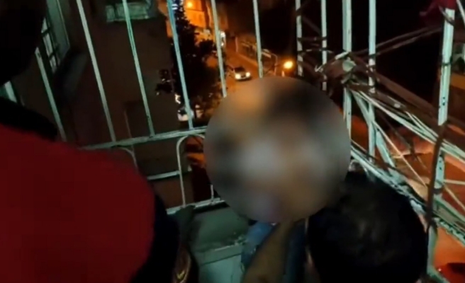 Kafasını korkuluklara sıkıştıran küçük kızın yardımına itfaiye koştu