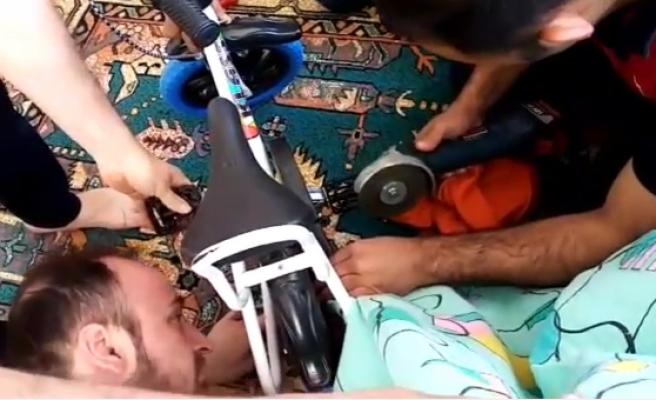 Parmağı zincire sıkışan çocuğun yardımına itfaiye yetişti