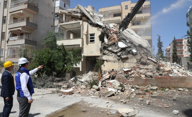 Vali Ayhan hasarlı binanın yıkım çalışmalarını inceledi