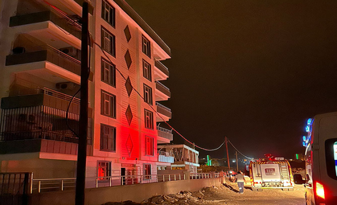 Karaköprü’de bir binada elektrikten kaynaklı yangın çıktı