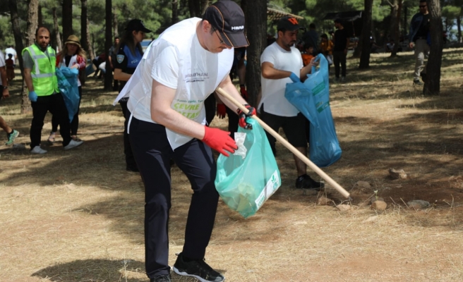 Vali Ayhan ve Başkan Beyazgül çevre temizliğine katıldı