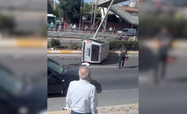 Urfa'da aydınlatma direğine çarpan araç yan yattı