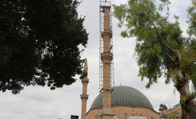 Depremde minaresi hasar gören Dergah Camii’ndeki onarım sürüyor