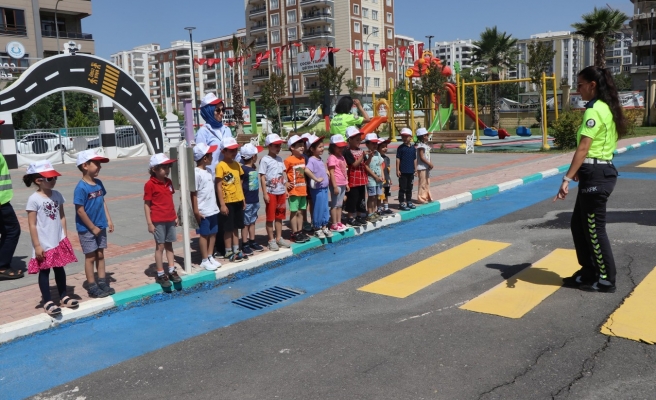 Trafik kurallarını hem öğreniyorlar hem eğleniyorlar