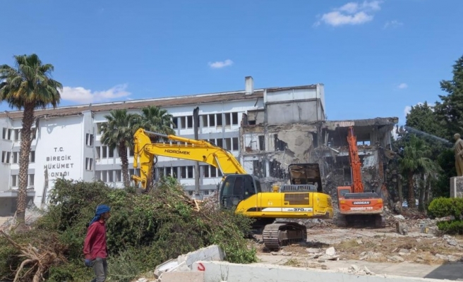 Birecik Hükümet Konağı’nın yıkımına başlandı