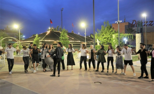 Sınav öncesi üniversite adaylarına moral gecesi