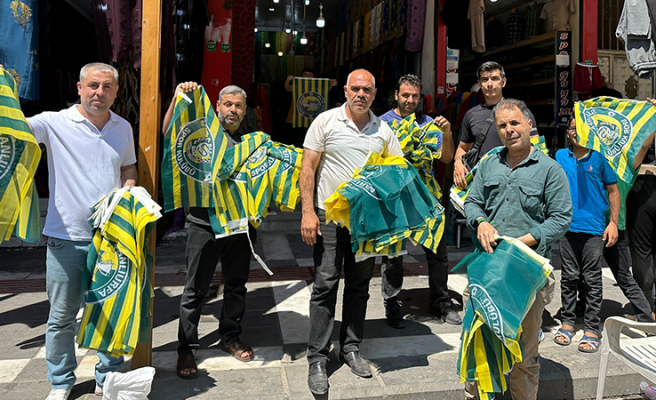 Büyükşehir Belediyesinden esnafa Şanlıurfaspor bayrağı