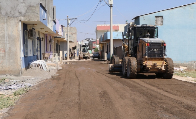 Viranşehir’de kazı nedeniyle bozulan yol yeniden asfaltlanıyor