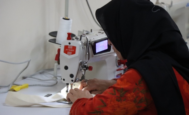 Harranlı kadınlar atık malzemelerden el işi yapıyor