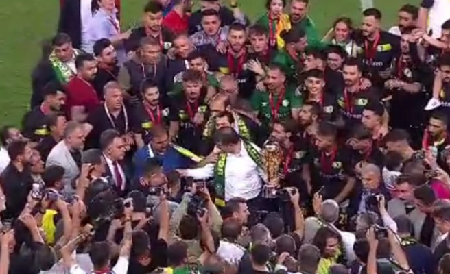 Kupa töreninde Emin Yetim ile Vali Ayhan arasında arbede yaşandı