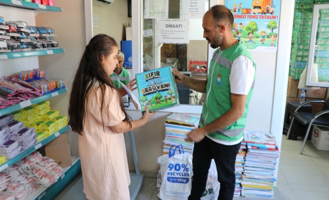 Atığını getiren öğrencilere karne hediyesi veriliyor