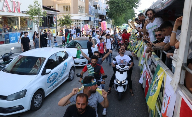 Şanlıurfaspor oyuncuları kazandıkları kupayla şehir turuna çıktılar