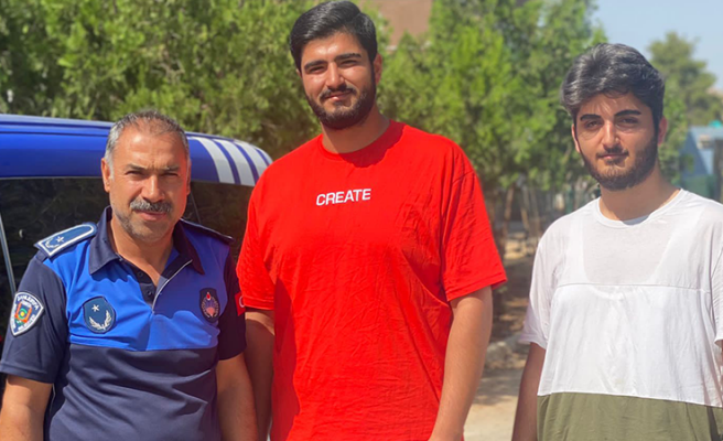 Sınava geç kalan öğrencilerin yardımına zabıta yetişti