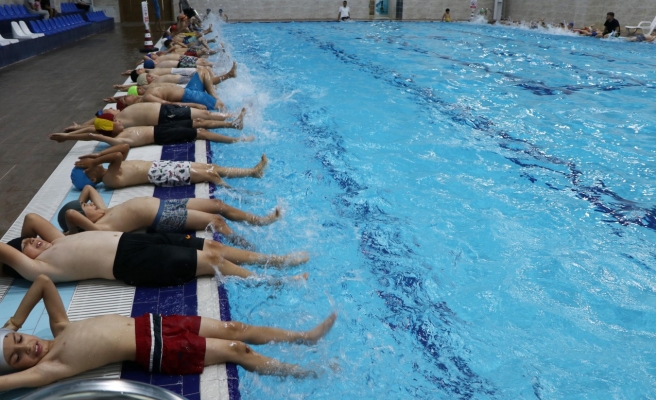 Çocuklar Haliliye Belediyesi ile yüzme öğreniyor