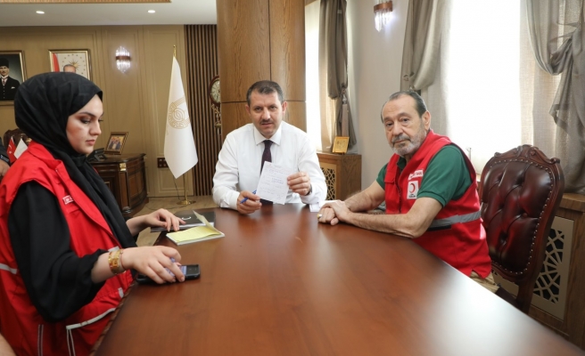 Vali Ayhan kurbanını bağışladı