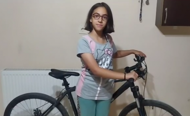 Çalınan karne hediyesini polis yine karne gününde bulup teslim etti