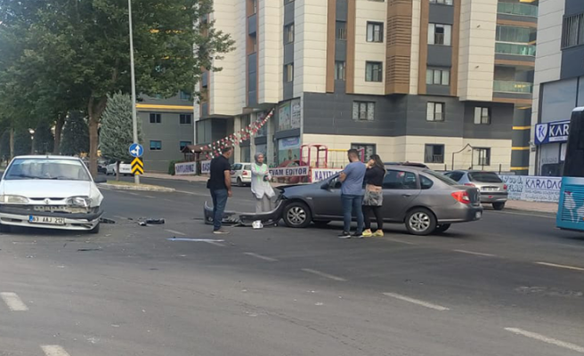 Karaköprü’deki kazada iki otomobil çarpıştı
