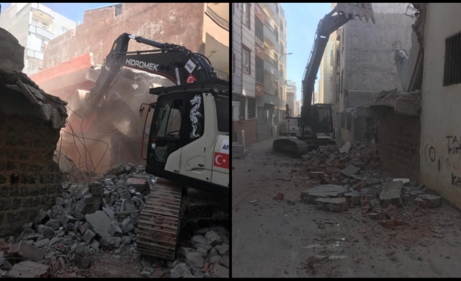 Siverek’te ağır hasarlı yapıların yıkımına başlandı