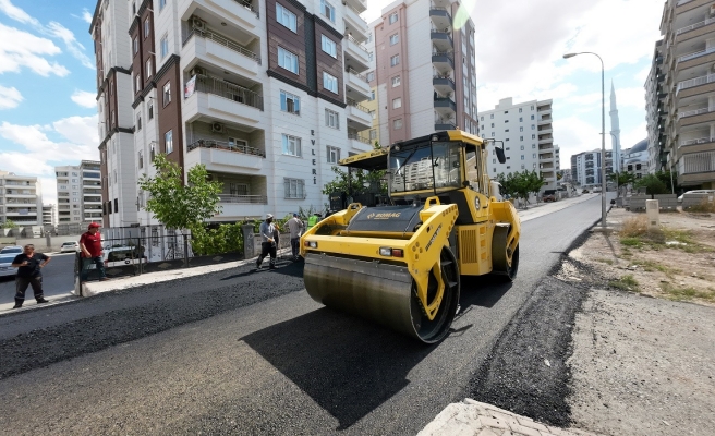 Karaköprü'de asfaltla yol yenileme çalışmaları devam ediyor