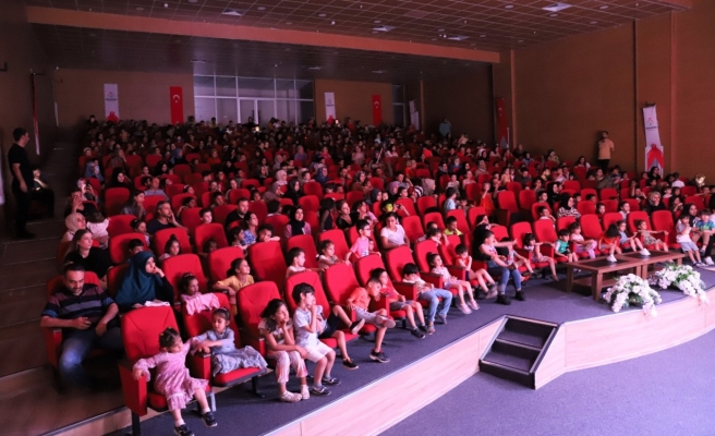 Karaköprü'de çocuklara karne hediyesi Maşa ile Koca Ayı gösterisi oldu