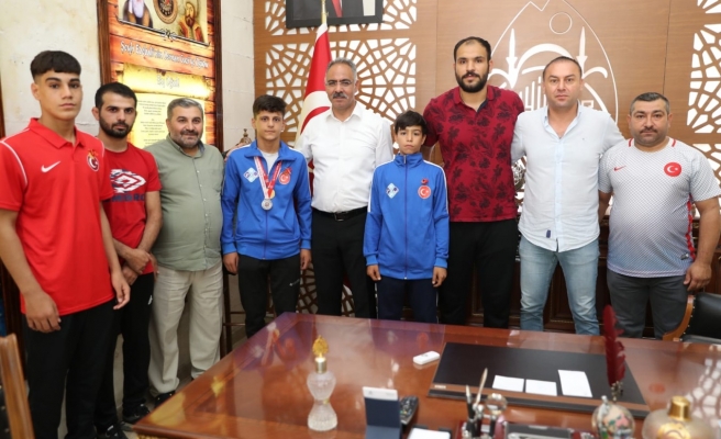 Başkan Kuş başarılı sporcuları ödüllendirdi