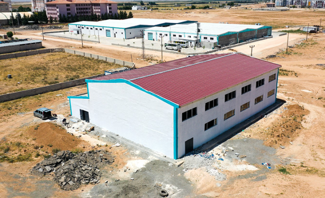 Akçakale Belediyesi ilçede yeni bir spor salonu yapıyor