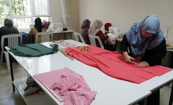 Haliliye’de anneler kursta, çocukları da kreşte öğreniyor