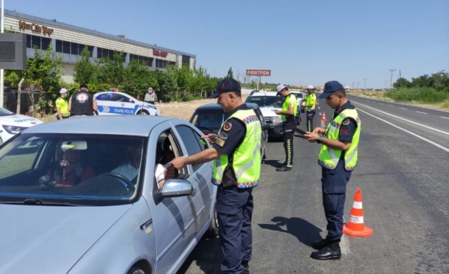 Urfa'da emniyet ve jandarma trafik ekipleri bayram öncesi denetim yaptı