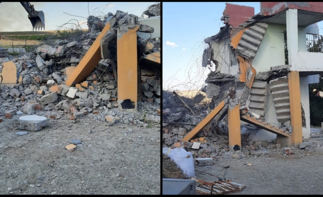 Siverek’te ağır hasarlı binaların yıkımı devam ediyor