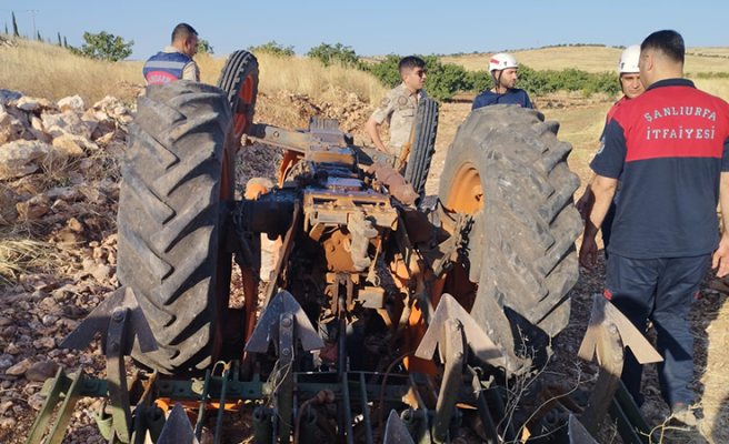 Karaköprü’de tarlasını sürerken devrilen traktörün altında kaldı