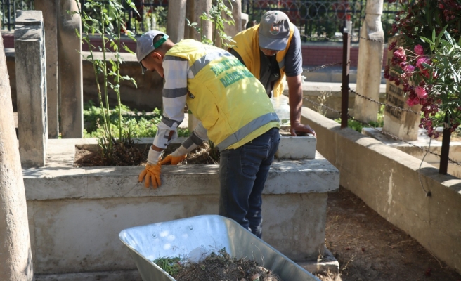 Büyükşehirden mezarlıklarda bayram temizliği
