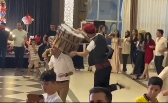 Siverek’te bir düğünde davulcu davulunu yerel şarkıcının kafasına geçirdi