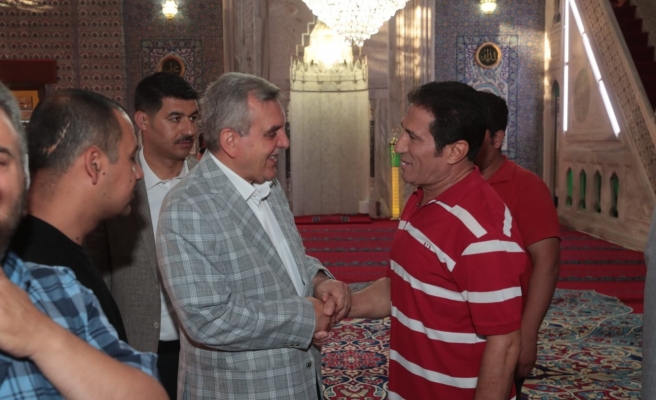 Başkan Beyazgül vatandaşlarla bayramlaştı