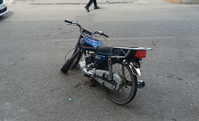 Urfa’da ters yönden gelen motosiklet ile otomobil çarpıştı