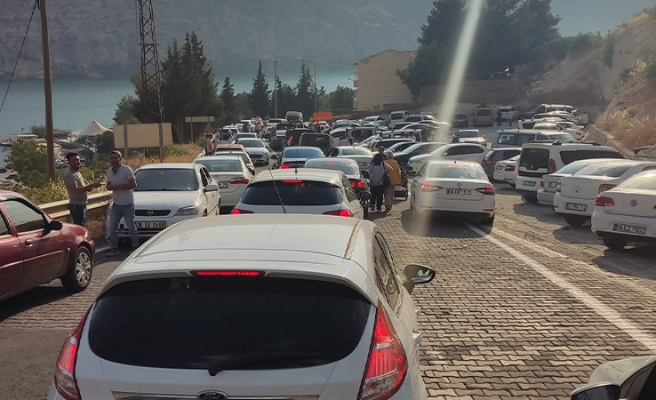 Halfeti'ye akın eden turistler büyük bir trafik sorunu yaşadı