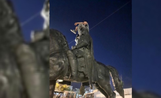 Urfa'da Atatürk heykeline çıkan şahıs gözaltına alındı!
