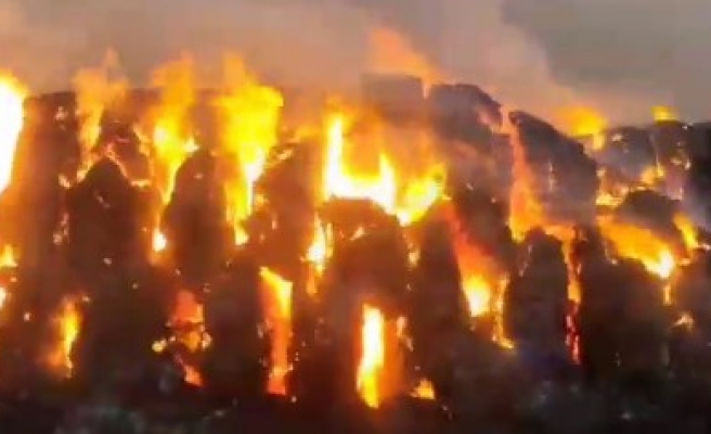 Akçakale’de 6 bin balya saman kül oldu