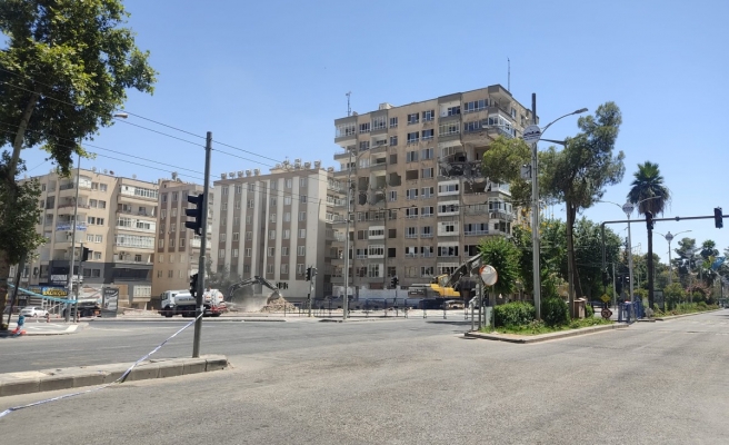 Urfa’da hasar gören binalar kontrollü şekilde yıkılıyor
