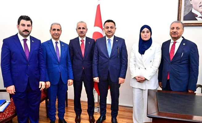AK Parti Urfa vekilleri Bakan Uraloğlu’ndan ulaşım için destek istedi